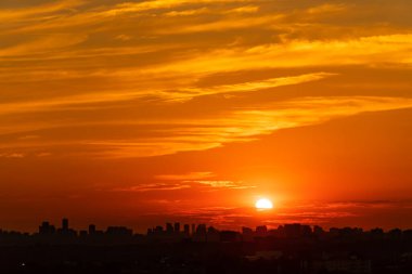 Günbatımı şehir manzarası. Amerikan şehrinde akşam bulutları ve güneş. Bulutlu yaz manzarası. Kuşlardan, böceklerden ve tozdan arınmış.