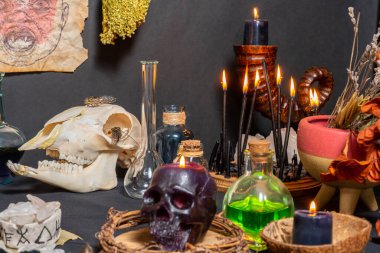 Büyücülük ayini. Sihirli tarikat için simya ve ezoterik semboller. Gizemcilikten esinlenen ruhani okültizm sihirli kimya. Cadı ve büyücü kavramı. Cadılar Bayramı zanaatı.