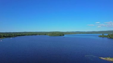 Pickerel Gölü uçuşu Jacks Creek Zırhı yakınlarında, Ontario dinlendirici doğa. Kanada, Kuzey Amerika 'daki Ontario sularının hava betimlemesi. Gökten ve ormandan çekilen doğal manzara.