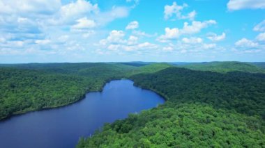 Kanada Tatili Bluesky Gölü Yazın güneşli bir günde çok bulutlu bir gökyüzü. Destansı panoramik su ve bitki örtüsü yukarıdan, Pickerel Gölü yakınlarındaki Burk Şelalesi alanı, Ontario, Kanada