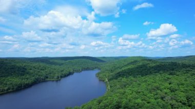 BlueSky Gölü 'nün, Kanada, Ontario' daki Pickerel Gölü yakınlarındaki Kents Mill Yolu ve Pevensey Yolu 'nun Crown Land' deki görüntüsü. Destansı vahşi göl ve ağaçlı orman. Yaz boyunca seyahat ve macera.