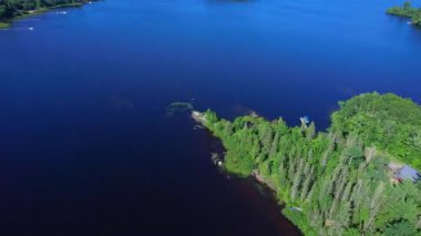 Pickerel Gölü uçuşu Jacks Creek Zırhı yakınlarında, Ontario dinlendirici doğa. Kanada, Kuzey Amerika 'daki Ontario sularının hava betimlemesi. Gökten ve ormandan çekilen doğal manzara.