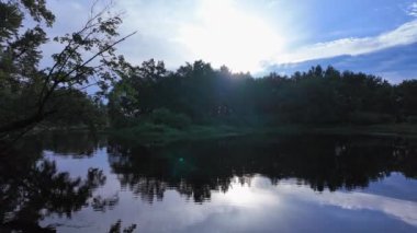 Jacks Creek Zırhlı Nehri 'nin Pickerel Gölü' ndeki şafak manzarası. Sabahın köründe kulübenin yanında güneş doğuyor. Kanada, Kuzey Amerika 'da sakin bir su deresi. Yeşil eğrelti otlarıyla güzel küçük bir nehir.
