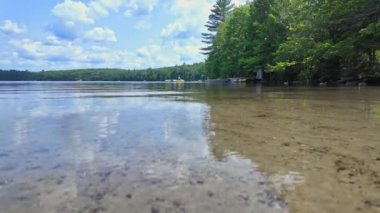 Magnetawan Belediyesi, Kanada 'daki göle halka açık tekne kalkışı. Güzel bir deniz ve ağaçlı bir orman. Yaz boyunca seyahat ve macera. Destansı panoramik su ve yeşil bitki örtüsü manzarası.