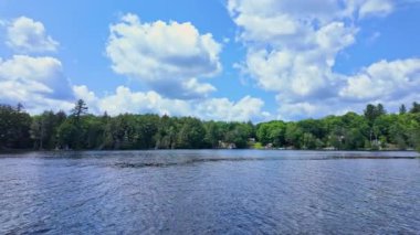 Magnetawan Belediyesi, Kanada 'daki göle halka açık tekne kalkışı. Güzel bir deniz ve ağaçlı bir orman. Yaz boyunca seyahat ve macera. Destansı panoramik su ve yeşil bitki örtüsü manzarası.