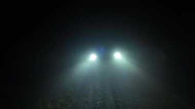 Bulanık, rüya gibi yumuşak bir araba. Işıklar zifiri karanlık yolda ağır sis dumanı açığa çıkarıyor. Aracın ışık ve kirişleri ile kara zeminde yüzen sisli toz parçacıkları.
