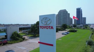 Şehirdeki otoyolun yakınındaki Toyota tabelasında. Büyük Toyota reklam panosu, yoğun bir otoyolun yanında, Toronto, Ontario, Kanada - 27 Temmuz 2024