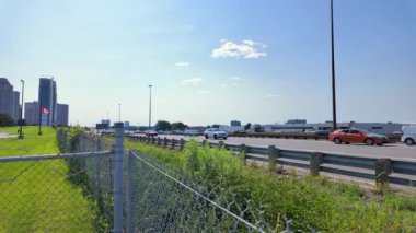 Otoyol manzaralı. Hız rampaları, otoyol şeritleri ve yollar. Hızlı hareket eden arabalarla kavşak noktası. Otoyol kavşağı: Toronto, Ontario, Kanada - 27 Temmuz 2024
