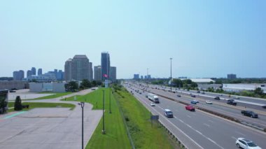 Kanada 'da otoban boyunca ilerleyen bir sürü araba var. Cityscape ve Highway. Kuzey Amerika 'daki yüksek hızlı yol kompleksinde ulaşım trafiği: Toronto, Ontario, Kanada - 27 Temmuz 2024