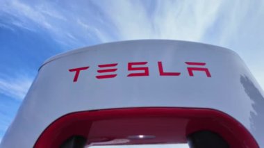 Tesla Super Charger, Tesla Modelleri Arabaları için istasyon tıkadı. Tesla elektrikli araçları için şarj istasyonu: Toronto, Ontario, Kanada - 20 Eylül 2024