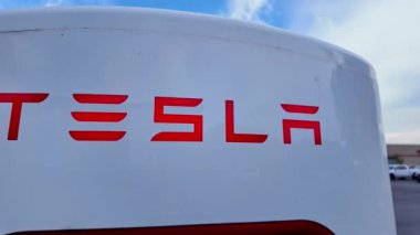 Tesla süper şarj elektrikli araba şarj istasyonu akşam dışarı. Tesla park yeri modern fütürist Tesla süperşarjörleri: Toronto, Ontario, Kanada - 20 Eylül 2024