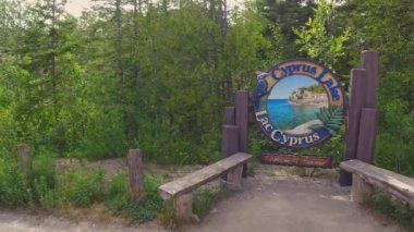 Kıbrıs Gölü, Ontario, Kanada - 27 Haziran 2022: Kanada 'nın Ontario kentindeki Bruce Peninsula Ulusal Parkı' nda Kıbrıs Gölü amblemi veya işareti. Grotto ve Overhang rock turistleri arasında yer almaktadır..