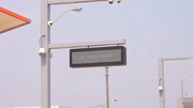 Yeni Eglinton Crosstown LRT istasyonunun açılışı ertelendi. Metrolinx inşaat hataları ve devam eden gecikmeler nedeniyle hafif demiryolu hattındaki sığınak Toronto, Ontario, Kanada - 30 Eylül 2024
