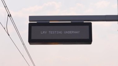 Yeni Eglinton Crosstown LRT istasyonunun açılışı ertelendi. Metrolinx inşaat hataları ve devam eden gecikmeler nedeniyle hafif demiryolu hattındaki sığınak Toronto, Ontario, Kanada - 30 Eylül 2024