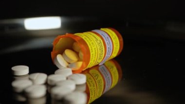 Metal masada oksikodon Opioid tabletleri var, hareket makrosu kapalı. Genel ağrı kesici haplar yazıldı ve kontrol edildi. Oksikodon hapları ve haplar için reçete şişesi..