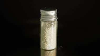 Bardak şişesinde depolanan yasadışı uyuşturucu madde kullanımına işaret ediyor. Uyuşturucu ve fentanil içeren devam eden bir kriz. Bir konteynıra yerleştirilmiş eroin ya da ezilmiş oksikodon..