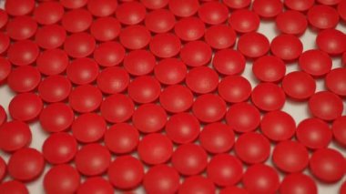 İlaç fabrikası, ilaç endüstrisi ve üretim konseptleri. Kırmızı hapların yavaş dönüşü. Ulusal Opioid Farkındalık Günü.