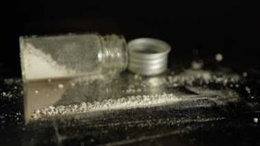 Burnundan çekilen bir kokain hattının yakınlaşması. 100 dolar banknottan yapılmış bir pipetle. Oksikodon ve amfetamin salgını ve Amerika 'daki krizler. Madde bağımlılığı ve bağımlılığı.