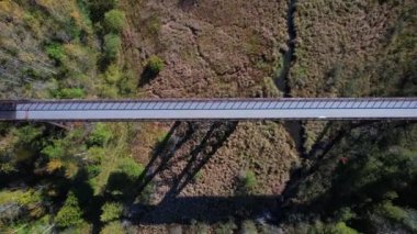 Doube 'un Trestle Köprüsü, Kawartha Patikası' nda nefes kesici manzaralar sunan tarihi bir dönüm noktasıdır. Bisiklet sürmek ve doğanın tadını çıkarmak için mükemmel. Popüler turizm merkezi.