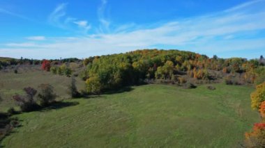 Kanada 'nın Trans-Canada patikasındaki Sonbahar parkındaki Buttermilk Vadisi' nde Kanada doğasının çarpıcı sonbahar güzelliği. Nefes kesen hava perspektifi. Yeşillik kaleydoskop ve canlı yaprak ağaçları manzarası.