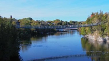 Campbellford 'daki Ranney Gorge Askı Köprüsü, Büyük Patika' nın bir parçası. Dünyadaki en uzun eğlence yolu bu. Trent Nehri aşağıda ve Ranney Şelalesi kuzeyde. Ferris İl Parkı Girişi.