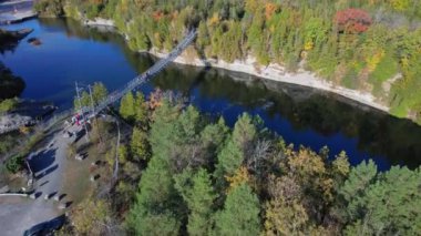 Campbellford 'daki Ranney Gorge Askı Köprüsü, Büyük Patika' nın bir parçası. Dünyadaki en uzun eğlence yolu bu. Trent Nehri aşağıda ve Ranney Şelalesi kuzeyde. Ferris İl Parkı Girişi.