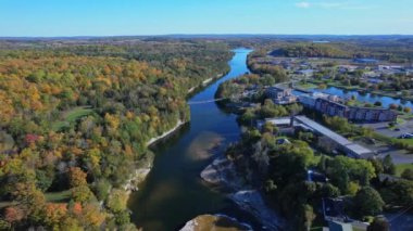 Campbellford 'daki Ranney Gorge Askı Köprüsü' nden hava manzarası, Büyük Patika 'nın bir parçası. Dünyadaki en uzun eğlence yolu bu. Trent Nehri aşağıda ve Ranney Şelalesi kuzeyde. Ferris Parkı