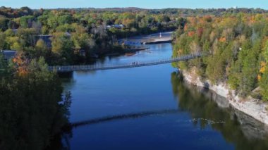Campbellford 'daki Ranney Gorge Askı Köprüsü, Büyük Patika' nın bir parçası. Dünyadaki en uzun eğlence yolu bu. Trent Nehri aşağıda ve Ranney Şelalesi kuzeyde. Ferris İl Parkı Girişi.