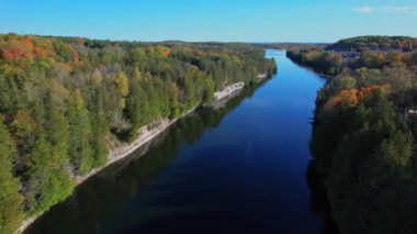 Campbellford kasabasındaki Trent Nehri 'nin güneyinden hava manzarası. Ontario 'nun güneydoğusundaki Trent Nehri, Rice Gölü' nden Ontario Gölü 'ndeki Quinte Körfezi' ne akar. Trent-Severn Su Yolu.