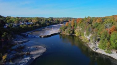 Trent Nehri 'nin kuzeyinden Campbellford' a doğru havadan görüntü geliyor. Ontario 'nun güneydoğusundaki Trent Nehri, Rice Gölü' nden Ontario Gölü 'ndeki Quinte Körfezi' ne akar. Trent-Severn Su Yolu.