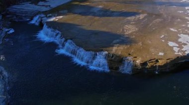 Trent Nehri 'nin kuzeyinden Campbellford' a doğru havadan görüntü geliyor. Ontario 'nun güneydoğusundaki Trent Nehri, Rice Gölü' nden Ontario Gölü 'ndeki Quinte Körfezi' ne akar. Trent-Severn Su Yolu.