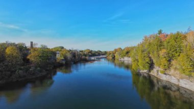 Trent River 'ın kuzeyindeki görüntü Campbellford' daki Ranney Gorge Askı Köprüsü 'nden geliyor. Ontario 'nun güneydoğusundaki Trent Nehri Rice Gölü' nden Ontario Gölü 'ndeki Quinte Körfezi' ne akar..