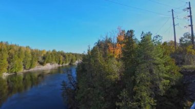 Trent Nehri 'nin güneyindeki görüntü Campbellford' daki Ranney Gorge Askı Köprüsü 'nden geliyor. Ontario 'nun güneydoğusundaki Trent Nehri Rice Gölü' nden Ontario Gölü 'ndeki Quinte Körfezi' ne akar..