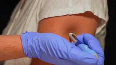 Erkek hemşire kadının eline diyabet tedavisi ilacı enjekte ediyor. Semaglutide ilaç dozunda enjektör kalem. Diyabet ve kilo kaybı ilaçları. Kan şekerini kontrol et.