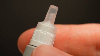 Tip 2 diyabeti önlemek ve vücuttaki şekeri düzenlemek için küçük plastik bardakta ilaç dozajı enjeksiyonu için diyabet enjektörü şırıngası. İğnenin makrosu