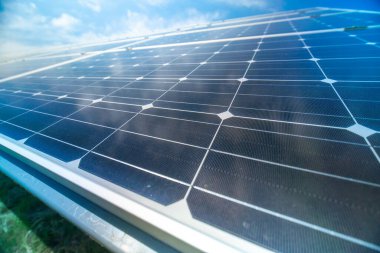 Güneşli yaz gününde panelde fotovoltaik hücreleri olan güneş enerjisi santrali manzaralı güneş çiftliği. Yeşil teknoloji manzarası ve güneşten gelen temiz elektrik üretimi. Karbon ayak izi azalt