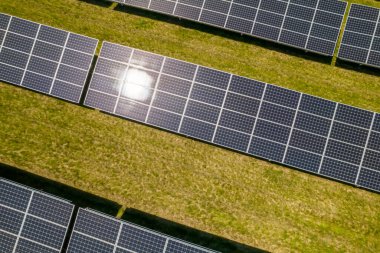 Pili şarj etmek için modern fotovoltaik güneş panelleri görüntüsü. Çiftlik arazisine kurulmuş sürdürülebilir enerji güneş panelleri. Yeşil enerji ve çevre ekolojisi kavramı. 