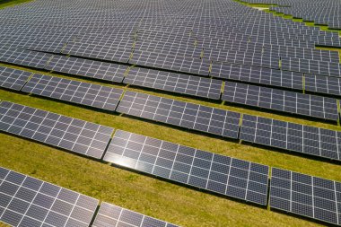 Hava sahasındaki güç istasyonunda güneş enerjisi panelleri var. Doğanın korunması ve çevre etkisinden kaçınılması için yeşil enerji ve ekoloji yeniliği. Fotovoltaik güneş panelleri teknolojileri