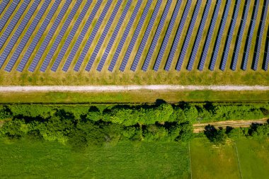 Pili şarj etmek için modern fotovoltaik güneş panelleri görüntüsü. Çiftlik arazisine kurulmuş sürdürülebilir enerji güneş panelleri. Yeşil enerji ve çevre ekolojisi kavramı. 