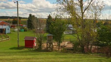 Brooks aile çiftliğinin sonbahar sezonundaki panoramik manzarası. Tarım turizmi ve mevsimsel etkinlikler için merkez. Balkabağı toplama, mısır labirenti, Albert Dağı, Ontario, Kanada - 7 Ekim 2024