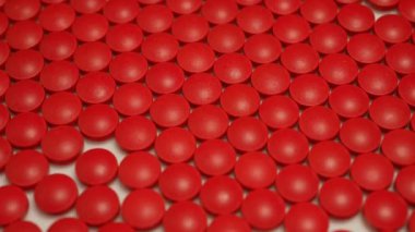 İlaç fabrikası, ilaç endüstrisi ve üretim konseptleri. Kırmızı hapların yavaş dönüşü. Ulusal Opioid Farkındalık Günü.