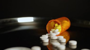 Metal masada oksikodon Opioid tabletleri var, hareket makrosu kapalı. Genel ağrı kesici haplar yazıldı ve kontrol edildi. Oksikodon hapları ve haplar için reçete şişesi..