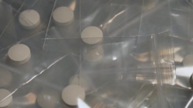 Polis, Oxy, Meth, Fentanyl veya sentetik opioid ilaçlar tarafından ele geçirildi. Haplara sıkıştırılmış toz uyuşturucular, kulüplerde, partilerde ve caddelerde taşınmak ve satılmak üzere küçük plastik torbalara paketlenmiştir..
