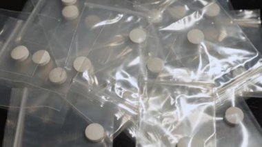 Polis, Oxy, Meth, Fentanyl veya sentetik opioid ilaçlar tarafından ele geçirildi. Haplara sıkıştırılmış toz uyuşturucular, kulüplerde, partilerde ve caddelerde taşınmak ve satılmak üzere küçük plastik torbalara paketlenmiştir..
