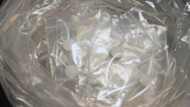 Polis, Oxy, Meth, Fentanyl veya sentetik opioid ilaçlar tarafından ele geçirildi. Haplara sıkıştırılmış toz uyuşturucular, kulüplerde, partilerde ve caddelerde taşınmak ve satılmak üzere küçük plastik torbalara paketlenmiştir..