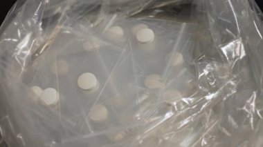 Polis, Oxy, Meth, Fentanyl veya sentetik opioid ilaçlar tarafından ele geçirildi. Haplara sıkıştırılmış toz uyuşturucular, kulüplerde, partilerde ve caddelerde taşınmak ve satılmak üzere küçük plastik torbalara paketlenmiştir..