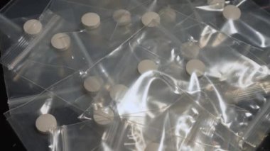 Polis, Oxy, Meth, Fentanyl veya sentetik opioid ilaçlar tarafından ele geçirildi. Haplara sıkıştırılmış toz uyuşturucular, kulüplerde, partilerde ve caddelerde taşınmak ve satılmak üzere küçük plastik torbalara paketlenmiştir..