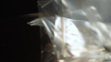 Sokaklarda satılmak üzere küçük torbalara doldurulmuş, uyuşturucu satıcısının masasına saçılmış fentanil ve opioid karışımı ilaçlar. Opioid salgını ve büyük bir halk sağlığı krizi.