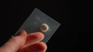 Uyuşturucu bağımlısı biri az önce sokaktaki satıcıdan yasadışı eroin ya da fentanil aldı ve ona baktı. Parti yapmaya hazır bir insan. Yasadışı uyuşturucu salgını.