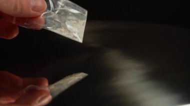 Uyuşturucu ve fentanil içeren devam eden bir kriz. Makro reçeteden yapılmış ezilmiş kokain tozunu taşımada yakın plan. Ağır bağımlılık yapan yasadışı ilaçlar. Opioid kullanımı ve bağımlılığı.